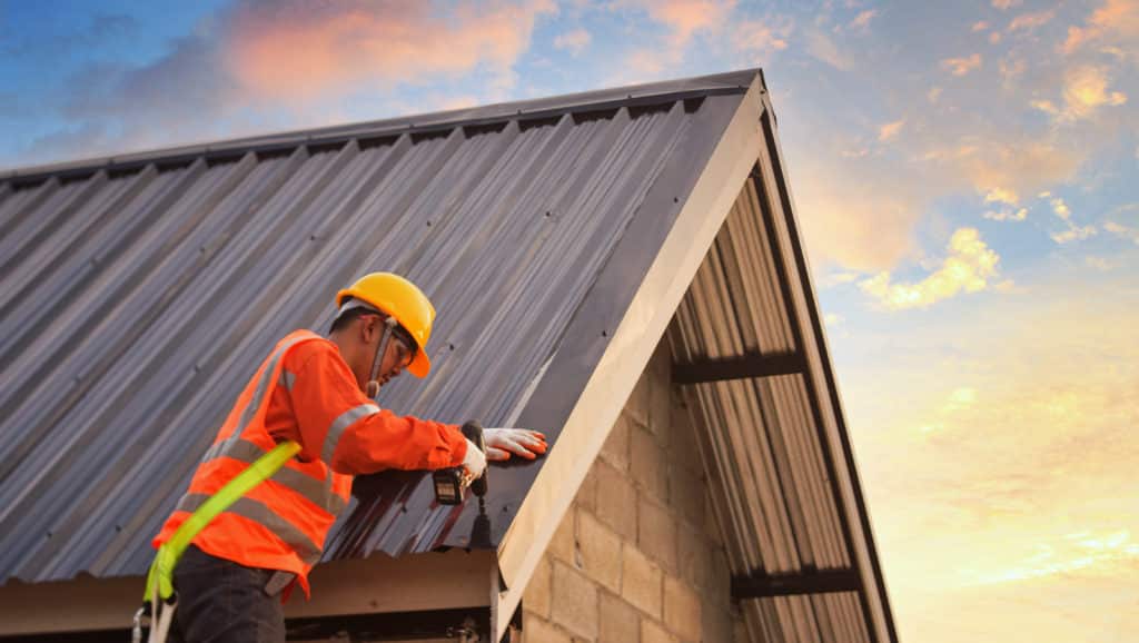 Specialist-Who-Is-Working-On-The-Roof